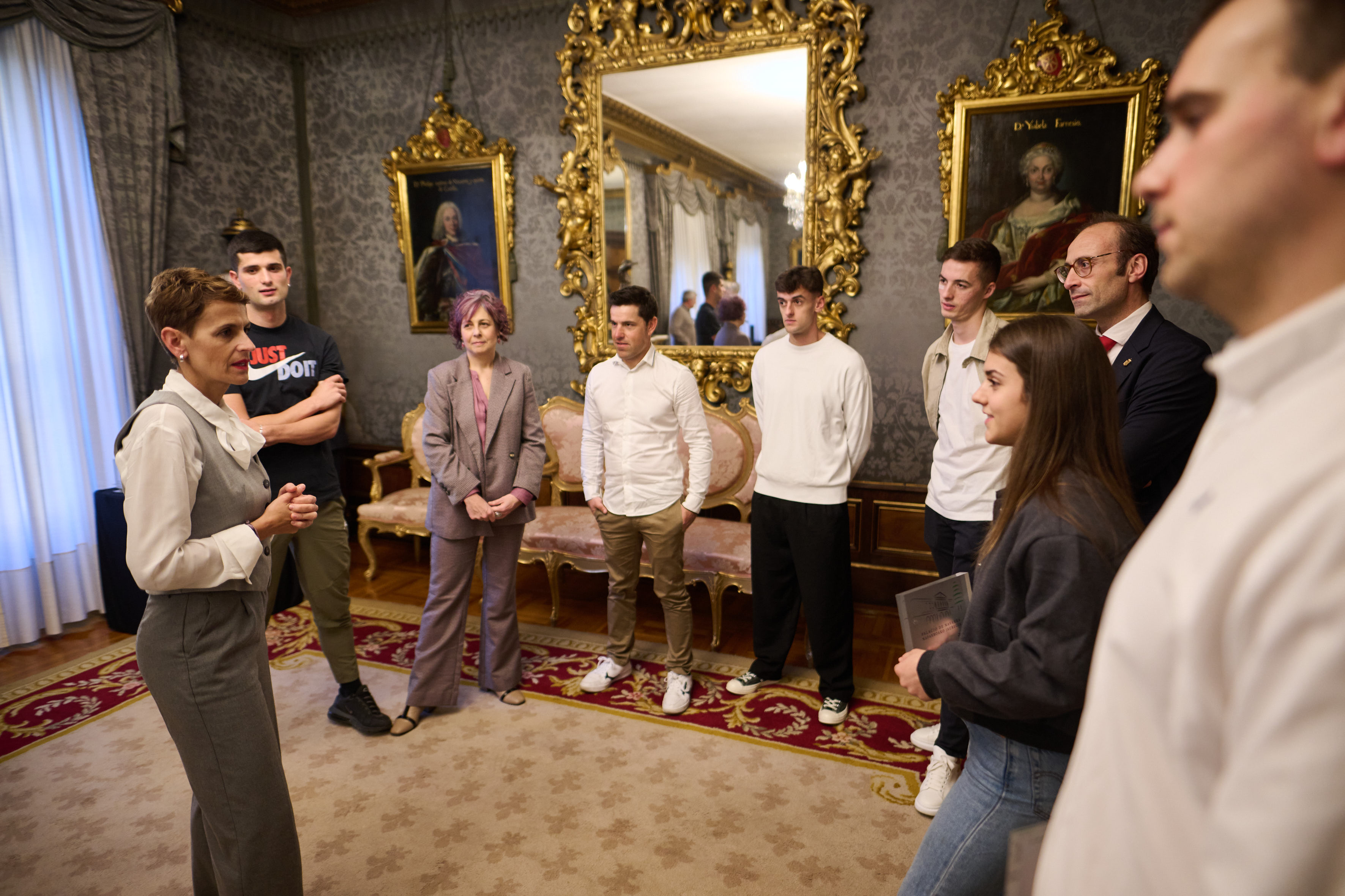 La Presidenta del Gobierno de Navarra, reconoce la labor de los deportistas y técnicos Olímpicos. 27-11-24